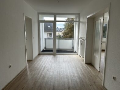 Renovierte 3-Zimmerwohnung mit Balkon (Süden) und 72 m² Wfl.