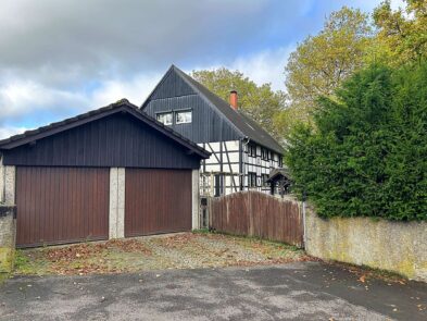 Einfamilienhaus mit Einliegerwohnung u. Schwimmbad in ruhiger Wohnlage